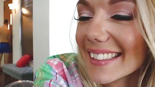 FOCS-098-C Bạn gái tôi là một cô giáo mẫu giáo tóc vàng hoe. Cô ấy lạnh lùng với bạn trai nhưng lại ngọt ngào và chiều chuộng khi nói đến chuyện tình dục. Chúng tôi sống cùng nhau.