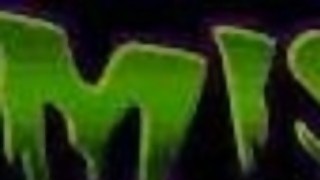 Tôi xé toạc chiếc quần lót của cô ấy và đánh cho cái lồn ướt của cô ấy một trận tơi bời