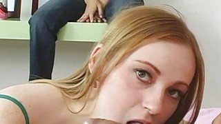 Con gái riêng bú chuối cho dượng trong lễ mừng năm mới cùng gia đình