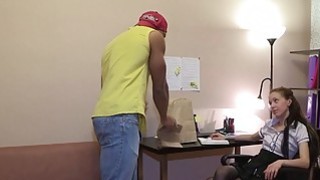 Cha dượng cu to đâm lút cán vào bướm con gái 16 tuổi