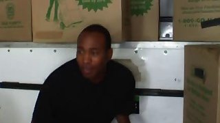 Biết em nhân viên đã có tình nhân, quản lý chuốc say để nhét cây gậy to vào