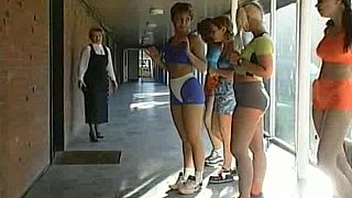 Mặt trước của cửa hàng mỹ phẩm nhảy vào váy yếm. Cô gái nhỏ xinh đẹp có mặt trước trong suốt và có thể nhìn rõ khu rừng đen và âm hộ.