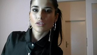 đang quay tay trong toilet thì bồ thằng bạn bước vào