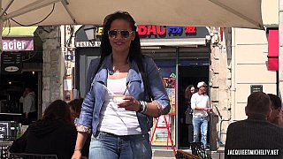 Em gái mới có hình xăm hoa trên cánh tay, đang quan hệ với bạn trai, âm hộ đầy đặn và mềm mại với lông hơi rậm, âm hộ khít với đáy quần bị rách khi mặc tất, xuất tinh quá nhanh và không thỏa mãn