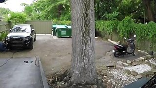 Em giúp việc mới đến có sở thích không mặc đồ lót khi làm việc nhà