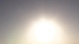 Cô gái nổi tiếng trên mạng có tính tình siêu xinh đẹp và gợi cảm ▌ Suzuki Jun ▌ đã phát hiện ra bí mật của chị gái mình. Cái cu mà cô ngậm trong miệng khi ngủ bị đụ một cách dữ dội. Cô em gái dễ thương với mái tóc đuôi ngựa đôi bùng nổ trong mật ong hổ trắng