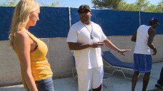 Làm ấm cơ thể trong máy lạnh cùng cô nàng tóc nâu gợi cảm