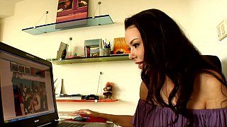 Hộ lý dâm bị gã bác sĩ tống tình