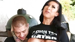 Em kế kính cận dễ thương ngồi nhún điệu nghệ