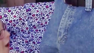 Cô dâu chú rễ tranh thủ trước giờ làm lễ