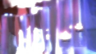 Vẻ đẹp trong sáng và cao quý quyến rũ trần trụi phô bày trên ghế rộng mở...