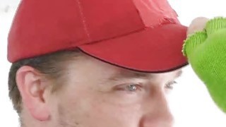 Người đàn ông quan hệ mạnh mẽ và xuất tinh vào bộ ngực lớn của cô gái tóc đỏ sau khi tập thể dục