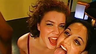 Cô giáo dạy bơi bị cưỡng bức vì bộ trang phục quá kích thích