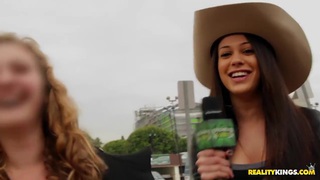 Lút cán khiến lồn em sướng co bóp bên trong