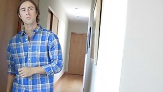 Người nổi tiếng trên mạng có ngực to và mông to! Bạn tình của tôi đang sờ vào âm hộ của tôi và nó ướt quá! Mút liếm dương vật, nâng mông béo lên, ôm eo và tiến vào từ phía sau, tắm trong phòng tắm...