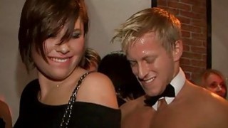 Cô bạn thân phát hiện bạn mình yêu anh kế và cô cũng muốn…