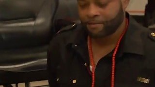 Anh trai về quê sau thời gian dài thấy đứa gấu lôi thôi vẫn “ăn – ngủ – thủ dâm”