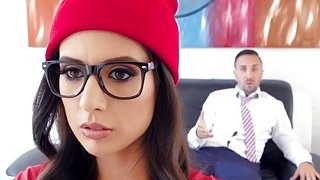 Con gái dụ dỗ bố dượng không được nên nhờ cô bạn thân giúp