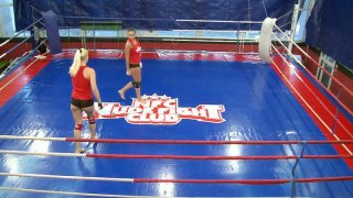 Một cô nàng tóc nâu to lớn thích tỏ ra phục tùng khi muốn được quan hệ và muốn được đánh đòn!