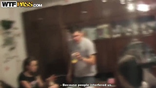 Bố dượng vụng trộm móc bướm con gái khi đang cùng nhau tổ chức bữa tiệc