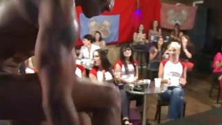 Ngủ nhờ nhà cấp trên làm chung công ty, ccu trai bất ngờ khi có thêm 2 cô bạn cùng phòng