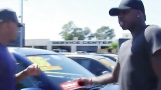 Nhờ em gái xinh xắn vệ sinh đầu cặc