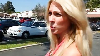 Vợ khỏa thân leokleo quan hệ trong bụi rậm và cho một cú thổi kèn đầy đam mê