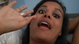 Tôi ngày càng có nhiều kỹ năng hơn trong việc thu hút những người tốt. Tôi đẩy người vợ đã ly hôn lên ghế sofa cho đến khi cô ấy nổi cơn thịnh nộ. Cô ấy chủ động nằm lên trên với làn da mịn màng và liên tục rên rỉ khi tôi bị địt...