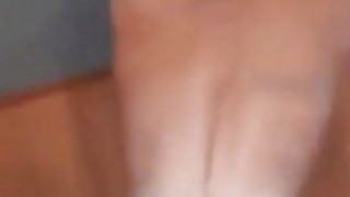 Chồng của vợ đi công tác xa nên cô ấy ngoại tình với anh ta. Anh ta không thể không quan hệ với cô trong phòng tắm.