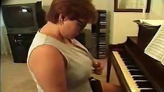 Bố đột ngột qua đời để lại cậu con trai nghiện tự sướng sống với má kế