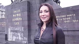 Nừa đêm lén bú lồn chị gái mông to nhiều nước