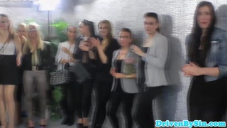 Cưới người vợ đẹp con trai không biết hưởng, bố bắt đi bàn việc làm ăn rồi ở nhà trả bài con dâu