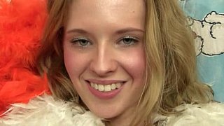 Người đàn ông đội mũ trùm đầu và người anh trai tốt của anh ta 4P hai cô gái trẻ, để lộ khuôn mặt, quan hệ tình dục bằng miệng, của quý lớn, vớ gợi cảm, cỏ tròn, bạn bè sói tương tác, lời nói tục tĩu và thú vị