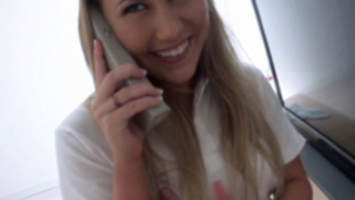 Cậu học trò thi có kết quả tốt được cô gia sư thưởng nóng