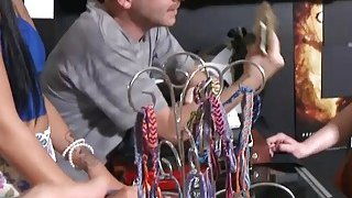 [Phòng KTV 4P] Hai cô gái trẻ hàng đầu mời hai chàng trai vào phòng KTV quan hệ tình dục vào ngày sinh nhật của họ