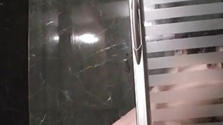 Qua nhà chơi, lén đụ mẹ của bạn gái