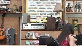 Anh ruột "chăm sóc" nhân tình đang bệnh