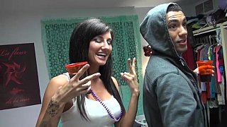 Hai chị em da trắng và xinh đẹp cùng nhau phục vụ anh trai. Người đẹp gợi cảm trên giường liếm núm vú của anh trai và ăn dương vật của anh ấy. Người đàn ông đam mê trên đỉnh không được bảo vệ và người anh lớn chơi với hai người phụ nữ.