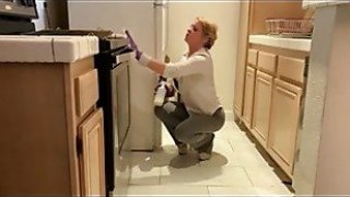 Cô con gái non nớt phải chịu đựng trước bố dượng vì muốn má hạnh phúc