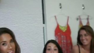 Nữ sinh năm hai tận dụng kỳ nghỉ hè để kiếm tiền học phí, mặc JK và đeo kính với thân hình hoàn hảo