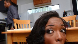 Thấy con gái thủ dâm, ông bố và anh trai nhiệt tình "giúp đỡ"