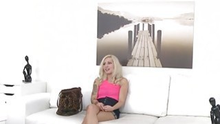 Một sinh viên đại học người Mỹ gốc Hoa đeo kính đang lướt Internet trên giường và được bạn trai ngoại quốc yêu cầu bú cặc và quan hệ với hậu môn gợi cảm của anh ta từ phía sau