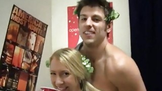 Anh chàng số hưởng và em gái hàng xóm dâm đãng