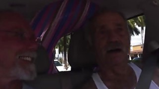 Dẫn trai về “chơi”, chị làm em nứng