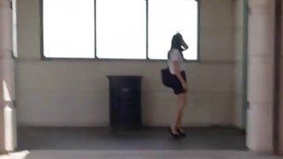 Cô gái trẻ được mời đi chơi và quan hệ tình dục một cách điên cuồng.