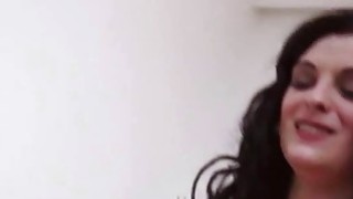 Là một người mẫu bán thời gian đang học năm thứ hai, cô ấy vẫn xinh đẹp