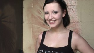 Em họ hổ trắng phục vụ em trai và đưa mặt liếm nhẹ con cặc lớn. Nghe theo lệnh của bạn sói, cưỡi lên người em trai để cho nó bú sữa, rồi tiến vào cái đít dâm đãng