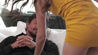 Hai cô gái xinh đẹp đã mời một fan nam đeo kính, người đã tặng rất nhiều quà trong phòng của anh ta, đến nhà anh ta để quan hệ tay ba...