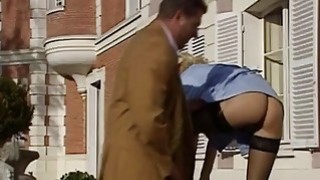 Chị dâu quan hệ hậu môn hét lên quá gợi cảm, giày cao gót màu bạc và tất màu da thịt