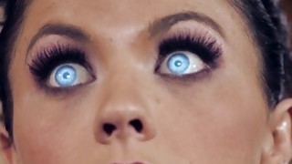 Cô gái nổi tiếng trên mạng có tính tình siêu xinh đẹp và gợi cảm ▌ Suzuki Jun ▌ đã phát hiện ra bí mật của chị gái mình. Cái cu mà cô ngậm trong miệng khi ngủ bị đụ một cách dữ dội. Cô em gái dễ thương với mái tóc đuôi ngựa đôi bùng nổ trong mật ong hổ trắng